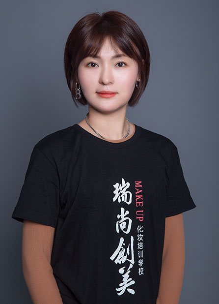 徐麗晶：朋友的介紹，我選擇了化妝行業(yè)，在瑞尚創(chuàng)美學(xué)習(xí)化妝