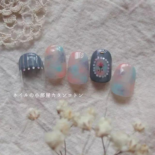 適合春天的小清新美甲，讓指尖成為“限量版”！