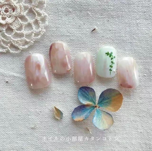 適合春天的小清新美甲，讓指尖成為“限量版”！