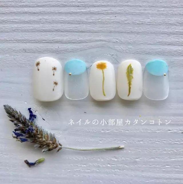 適合春天的小清新美甲，讓指尖成為“限量版”！