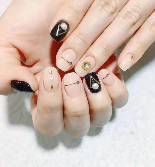 高級(jí)時(shí)髦的珍珠美甲，什么時(shí)候都很氣質(zhì)~