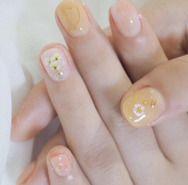 今年春夏流行的黃色系美甲，怎樣做才不挑人？