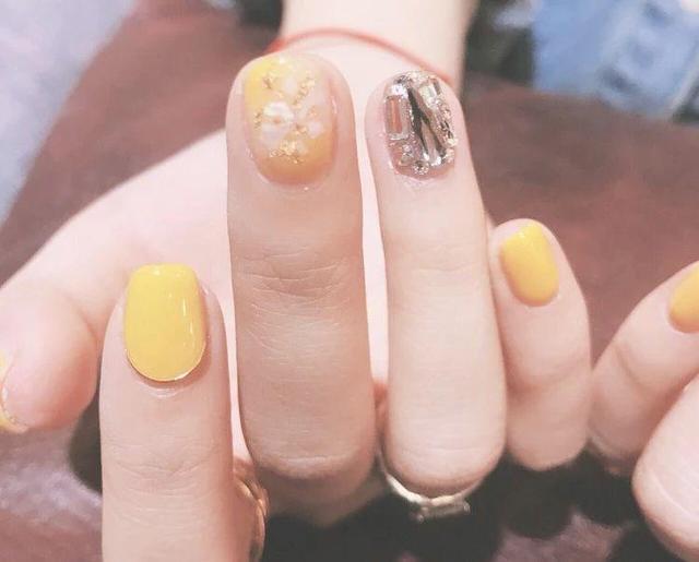 今年春夏流行的黃色系美甲，怎樣做才不挑人？