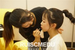 學(xué)校學(xué)化妝好嗎？在學(xué)校學(xué)化妝有用嗎？