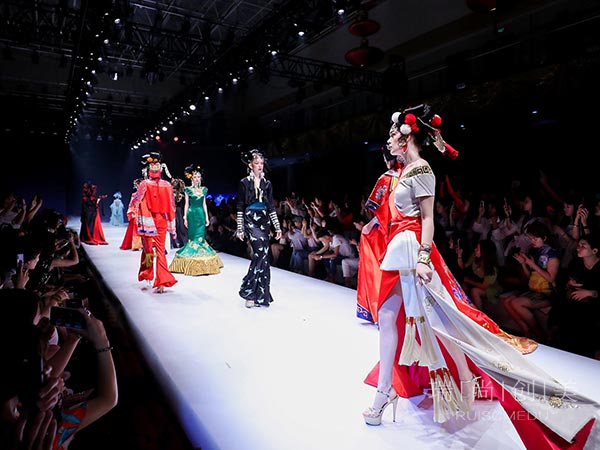2020年學(xué)化妝怎么樣？如何找化妝學(xué)校？